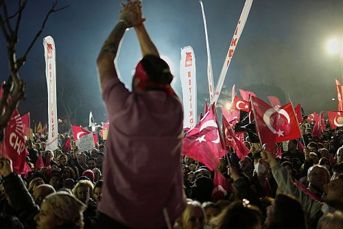Seit Mittwoch gehen Türkinnen und Türken auf die Straße. (Archivbild) - © Francisco Seco/AP/dpa