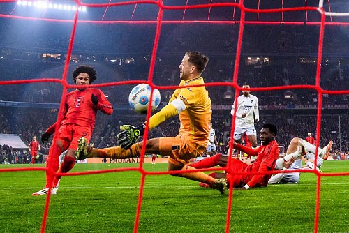Tor, Tor, Tor, Tor, Tor: Auch Serge Gnabry (l) trifft nach seiner Einwechslung gegen Hoffenheims Torwart Oliver Baumann. - © Tom Weller/dpa