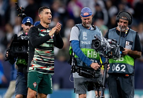 Immer im Mittelpunkt: Portugals mehrmaliger Weltfußballer Cristiano Ronaldo. - © Sven Hoppe/dpa