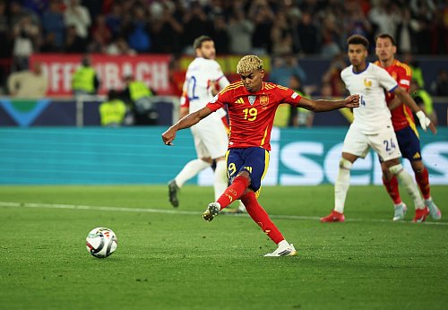 Mann des Spiels im Halbfinale gegen Frankreich: Spaniens Lamine Yamal. - © Christian Charisius/dpa