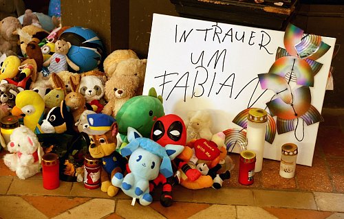 In der Marienkirche in Güstrow erinnern Plüschtiere und Grablichter an den getöteten Fabian. - © Bernd Wüstneck/dpa