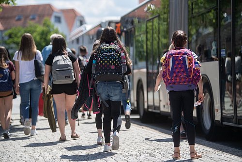 Damit Kinder das Fahren mit Bus und Bahn üben können, gibt es mancherorts Aktionen der Verkehrsbetriebe. (Archivbild) - © Marijan Murat/dpa