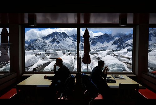 Sonnenschein und viel Neuschnee: Eigentlich ein Traum für die Skiferienwoche - solange es nicht zu viel Weiß ist und dadurch der Pistenbetrieb eingeschränkt wird. - © Karl-Josef Hildenbrand/dpa/dpa-tmn
