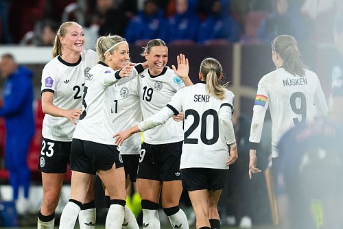 Deutsche Jubeltraube: Auch dank Camilla Küver (l) blieb die DFB-Elf ohne Gegentor. - © Marius Becker/dpa