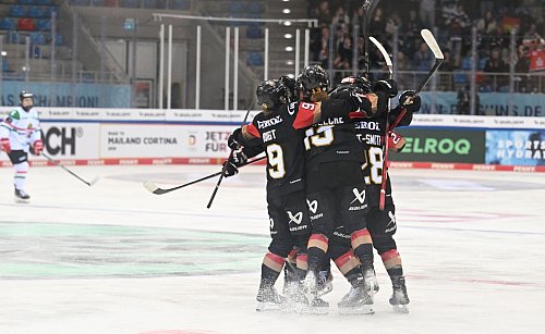 Deutschland Eishockey-Frauen jubeln über den 1:0-Führungstreffer. - © Carmen Jaspersen/dpa