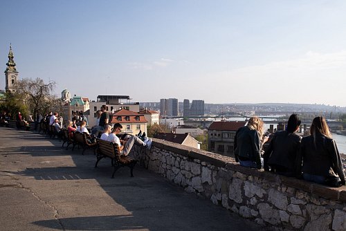 Platz in der Sonne: Die Aussicht über Belgrad von der Parkanlage Kalemegdan genießen auch viele junge Bewohner der Stadt. - © Laura Lewandowski/dpa-tmn