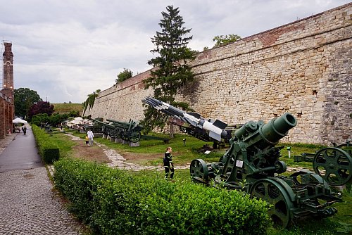 Teil der Festung Kalemegdan ist ein Militärmuseum, von dem sich ein Teil unter freiem Himmel befindet. - © Ute Müller/dpa-tmn