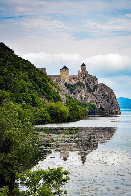 Dort, wo die Golubac-Festung thront, ist die Donau mehrere Kilometer breit. - © Ute Müller/dpa-tmn