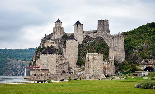 Einst Verteidigungsposten, dann Ruine, heute eine Sehenswürdigkeit: die Golubac-Festung an der Donau. - © Ute Müller/dpa-tmn
