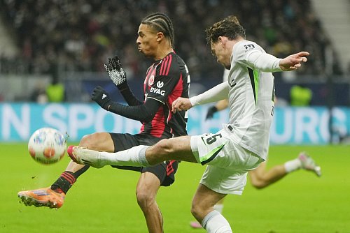 Begegneten sich lange auf Augenhöhe: Eintracht Frankfurt um 

Jean-Mattéo Bahoya (l) und der VfL Wolfsburg um Aaron Zehnter (r). - © Thomas Frey/dpa
