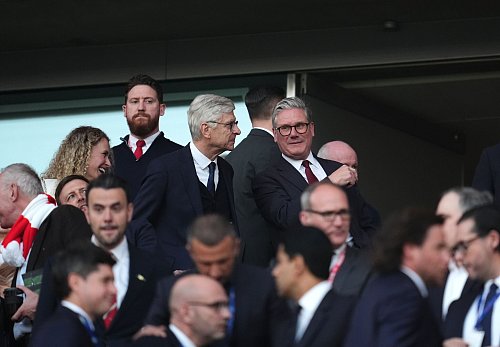 Arsenals Trainer-Legende Arsene Wenger und der britische Premierminister Sir Keir Starmer (hinten,r) - © Adam Davy/PA Wire/dpa