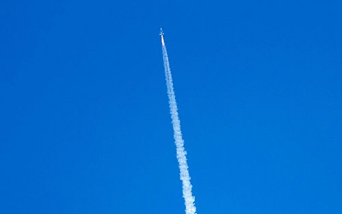 Wenn die Welt nicht genug ist, ist es vielleicht der Orbit. (Archivbild) - © Andres Leighton/AP/dpa