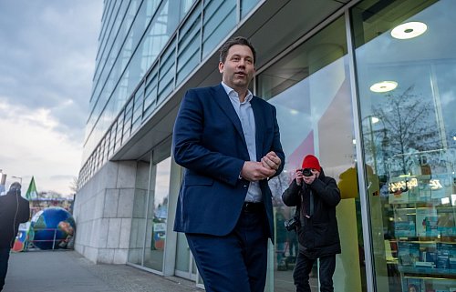 SPD-Chef Lars Klingbeil leitet zusammen mit der Co-Vorsitzenden Saskia Esken die Verhandlungen für die SPD. - © Michael Kappeler/dpa