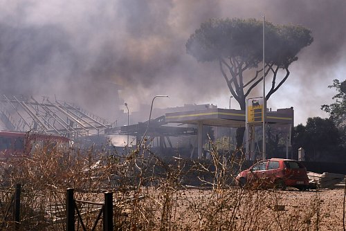 Unter den Verletzten sollen 16 Menschen sein, darunter der Tankstellenbetreiber. - © Cecilia Fabiano/LaPresse via ZUMA Press/dpa