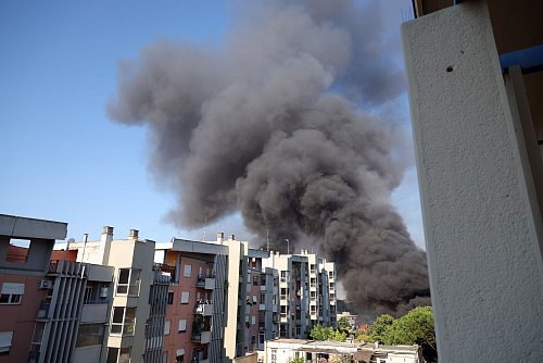 Bei der Explosion ist eine schwarze Rauchwolke zu sehen - die Stadt Rom hat die Bürger aufgerufen, die Fenster geschlossen zu halten. - © Marco Iacobucci/IPA via ZUMA Press/dpa