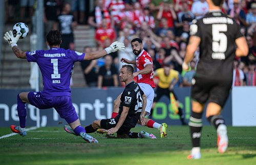 Aus spitzem Winkel zur Führung: Tolcay Cigerci. - © Robert Michael/dpa