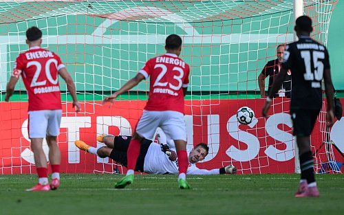 Cottbus-Keeper Alex Sebald fliegt beim Elfmeter in die richtige Ecke. - © Robert Michael/dpa