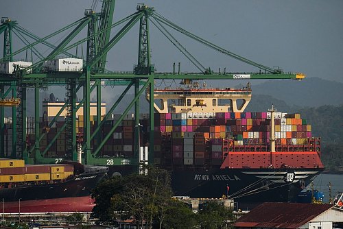 Strittig ist die Kontrolle der Häfen auf beide Seiten des Kanals durch ein Unternehmen aus Hongkong. - © Matias Delacroix/AP/dpa