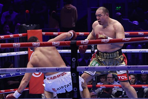 Zhilei Zhang schickt Agit Kabayel (l) kurzzeitig zu Boden. - © Wang Haizhou/XinHua/dpa