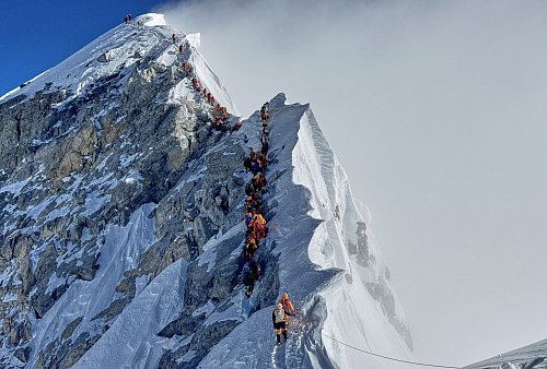 Der Gipfel des Everest zieht Bergsteiger aus aller Welt magisch an - trotz zahlreicher Gefahren. - © Kunga Sherpa/AP/dpa