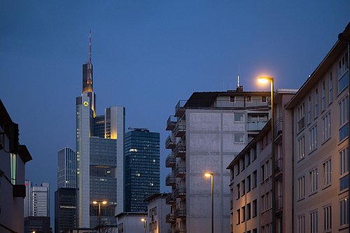 Auch der Commerzbank-Tower gehört zu den Werken seines Büros. (Archivbild) - © Sebastian Christoph Gollnow/dpa