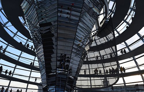 Schlendern und schauen: Menschen besuchen die Kuppel. - © Sonja Wurtscheid/dpa