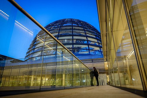 Ein Koloss aus Glas: die Reichstagskuppel. (Archivbild) - © Kay Nietfeld/dpa