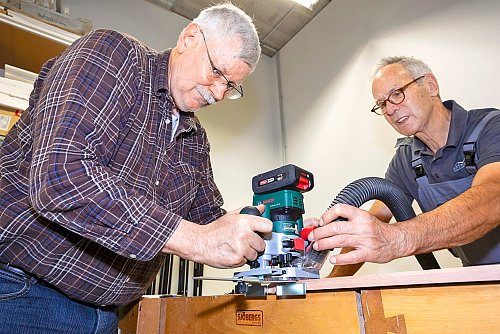 Holz verzieren, Kanten abrunden - wichtig bei der Arbeit mit dem Gerät ist ein freier Blick auf die Frässtelle und somit eine gute Absaugung. - © Michael Müller-Münker/selbst ist der Mann/dpa-tmn