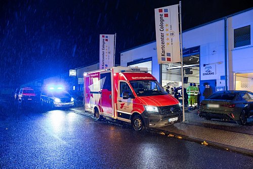 Einsatz an Kölner Kartbahn wegen Kohlenmonoxid. - © Jan Ohmen/dpa