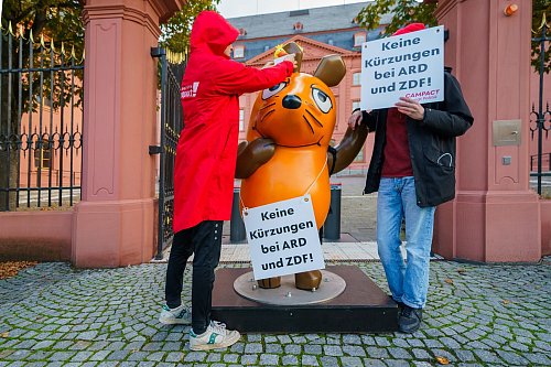 Mit der Aktion will die Organisation Campact gegen mögliche Kürzungen bei öffentlich-rechtlichen Sendern demonstrieren. Hier steht die Mausfigur vor dem rheinland-pfälzischen Landtag. - © Andreas Arnold/dpa