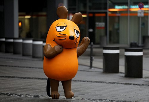 So stand sie bis vor Kurzem in Köln: Die berühmte Maus als Denkmal. Nun ist klar, wer die Figur aus der Stadt geschafft hat (Archivbild). - © Oliver Berg/dpa