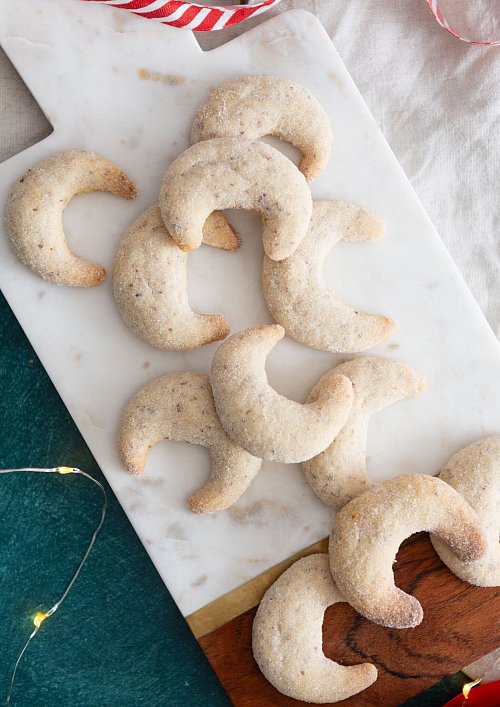 Beim Backen von Vanillekipferl fällt das Verzieren sogar weg. Nach dem Backen lässt man sie kurz abkühlen und taucht sie nur in eine Mischung aus Zucker und Vanillezucker. - © Annelie Ulrich/heissehimbeeren.com/dpa-tmn
