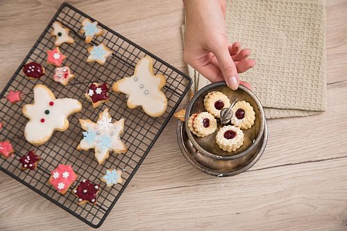 Sie vertragen kein Gluten? Auch dann muss man nicht auf Plätzchen in der (Vor-)Weihnachtszeit verzichten. Es gibt glutenfreies Mehl speziell für Gebäck. - © Christin Klose/dpa-tmn