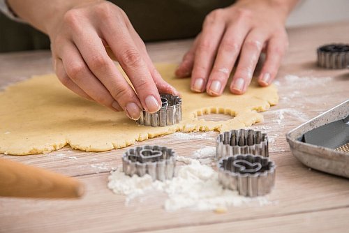 Der Zeitfaktor fürs Plätzchen backen schreckt Sie ab? Dann gehen Sie doch nach dem «Drei-Tage-Plan» vor: Ein Tag für den Mürbteig herstellen, ein Tag Plätzchen aus dem Teig ausstechen und backen und am dritten Tag alles verzieren. - © Christin Klose/dpa-tmn