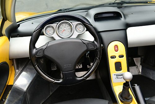 Ja, nix da. Allerdings alles, was Sportwagenfahrer brauchen: Tachometer, Drehzahlmesser, Öldruck- und Wassertemperaturanzeige - das war\\\'s. Heizung und Radio gab es sowieso nicht. - © Fabian Hoberg/Thomas Geiger/dpa-tmn