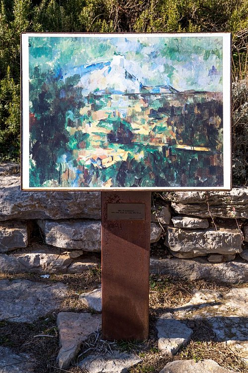 Zu sehen im «Jardin des Peintres» in Aix: Der Mont Sainte-Victoire wurde Cézanne zur Obsession und ließ die Serie «Mont Sainte-Victoire» entstehen. Mindestens 44 Ölgemälde und 43 Aquarelle mit diesem Motiv zählen die Museen der Welt. - © Sophie Spiteri/Cezanne2025/dpa-tmn