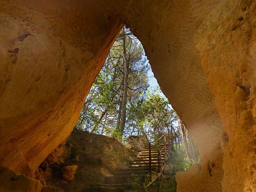 Mystische Gesteinswelt in Ocker: In der Abgeschiedenheit der Carrières de Bibémus schuf Cézanne Meisterwerke. - © Daniela David/dpa-tmn