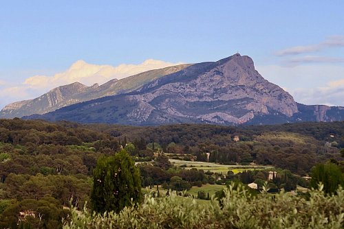 Cézannes berühmtestes Motiv: der Sainte-Victoire östlich von Aix. - © Daniela David/dpa-tmn