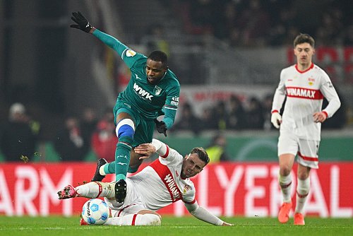 Frank Onyeka leitete das Stuttgarter Führungstor unfreiwillig ein. - © Tom Weller/dpa