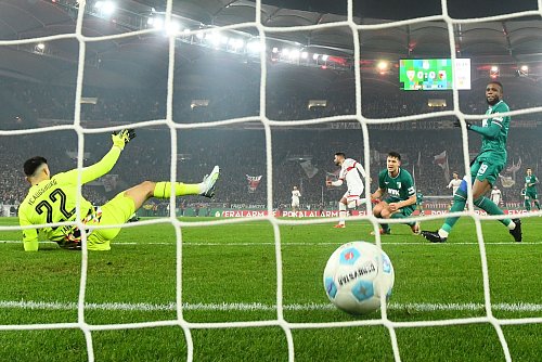 Der FC Augsburg kann das 1:0 durch Deniz Undav nicht verhindern. - © Tom Weller/dpa