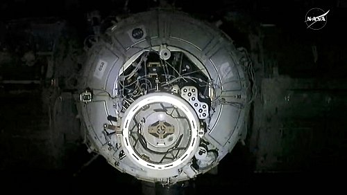 Die Crew der ISS bereitete das Andocken der SpaceX-Kapsel vor. - © -/NASA via AP/dpa