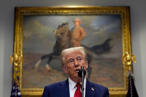 Trump scheint das Rampenlicht zu genießen. (Archivbild) - © Julia Demaree Nikhinson/AP/dpa