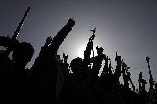 Die Huthi haben Vergeltung für die US-Angriffe angekündigt. - © Osamah Abdulrahman/AP/dpa