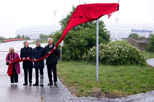 Witwe Heidi Beckenbauer (l) nahm auch an der Einweihung teil. - © Sven Hoppe/dpa