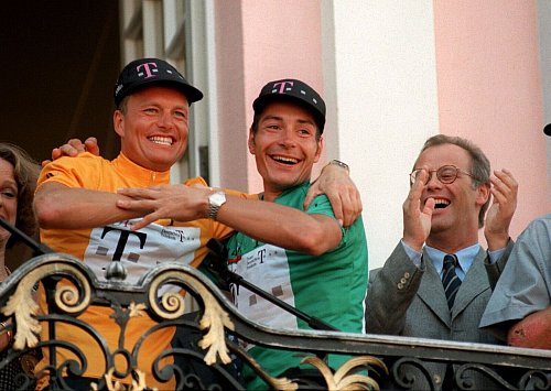 Rudolf Scharping (r.) erlebte die Hochzeiten des Teams Telekom. - © picture alliance / dpa