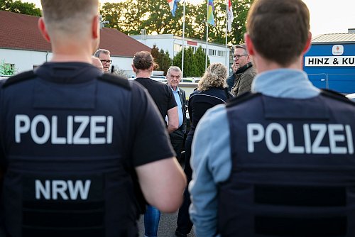 Bei der Razzia sind rund 400 Polizistinnen und Polizisten im Einsatz. - © Christoph Reichwein/dpa