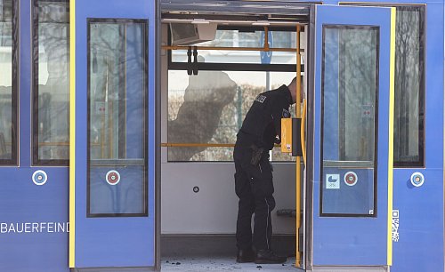 Über die Hintergründe des Brandanschlags in einer Straßenbahn in Gera war zunächst nichts bekannt. - © Bodo Schackow/dpa