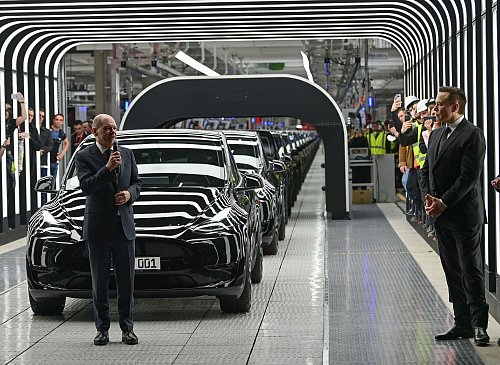 Bundeskanzler Olaf Scholz (l) ist zur Eröffnung der Tesla-Fabrik in Grünheide mit Firmenchef Elon Musk gekommen (Archivbild). - © Patrick Pleul/dpa-Zentralbild POOL/dpa