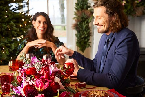 Stimmungsvoll dekoriert: Blumen auf der Festtafel und ein leuchtender Weihnachtsbaum ergänzen sich wunderbar. - © tollwasblumenmachen.de/dpa-tmn