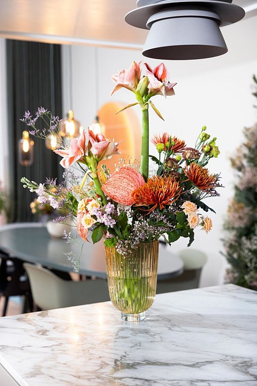 Blumenstrauß mit Amaryllis, Chrysanthemen und Lisianthus: Trockenblumen wie Schleierkraut und Limonium machen den Strauß luftig und verspielt zugleich. - © tollwasblumenmachen.de/dpa-tmn